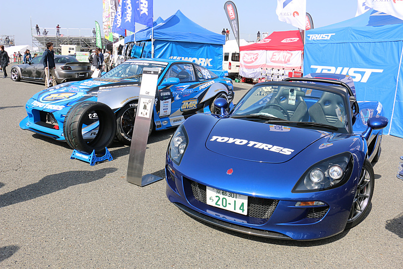 タイヤメーカーやホイールメーカーも多数出展。こちらはトーヨータイヤブース