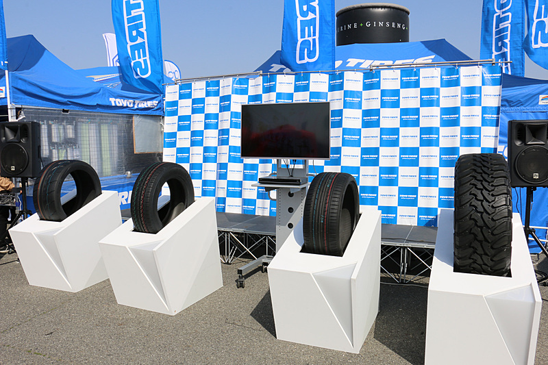 タイヤメーカーやホイールメーカーも多数出展。こちらはトーヨータイヤブース