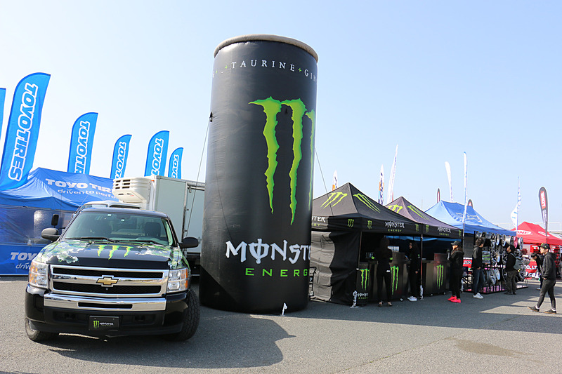 来場者にモンスターエナジーを配布しているモンスターエナジーブース