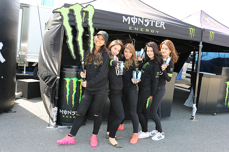 来場者にモンスターエナジーを配布しているモンスターエナジーブース