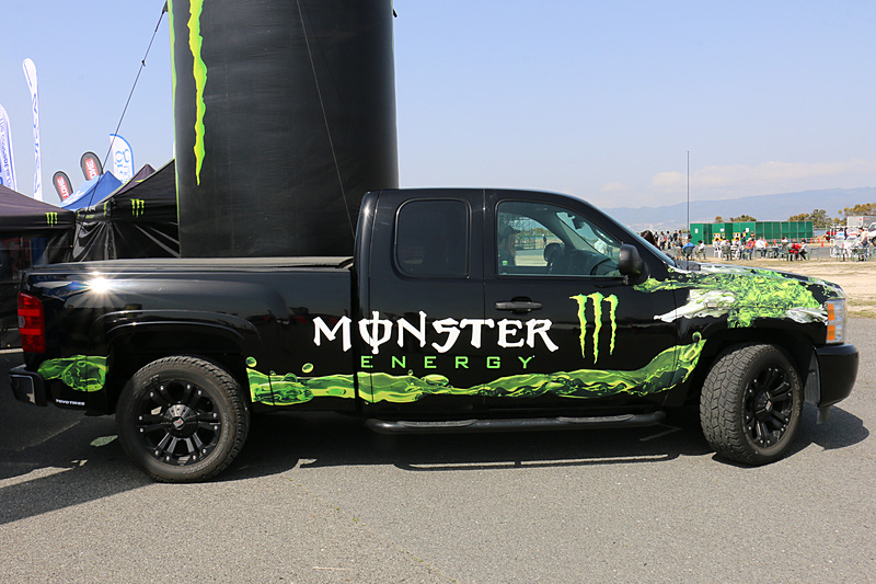 来場者にモンスターエナジーを配布しているモンスターエナジーブース