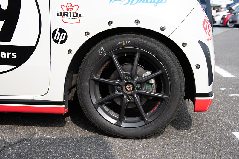 タイヤは、装着車も多いブリヂストンのレグノ GR-Leggera。乗り心地や静かさ、ライフはもちろん、レースに使える高いグリップ性能が評価されている