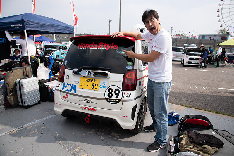 後方にはホンダスタイルの大きなロゴ。このロゴを多くのクルマに見てもらえるようガンバルとのこと