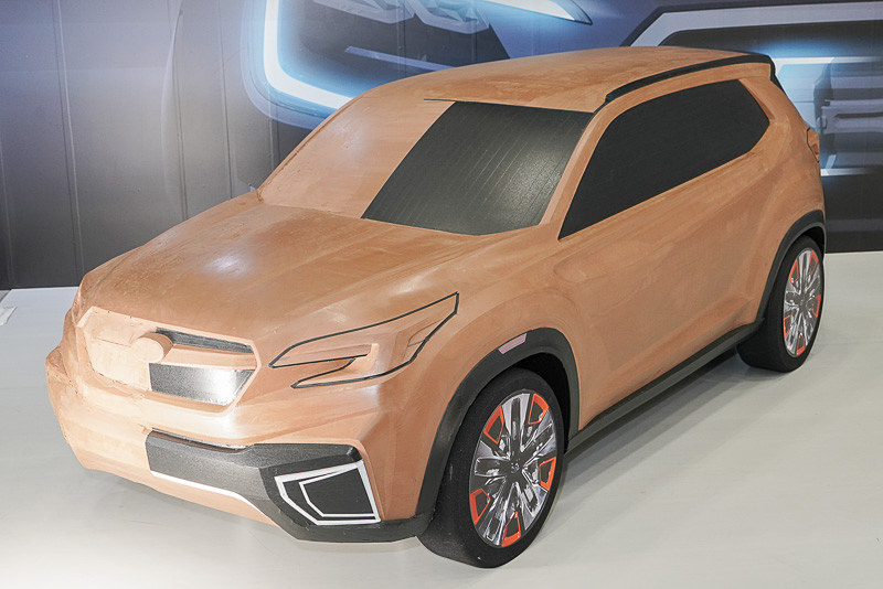 ステージに置かれた「SUBARU VIZIV FUTURE CONCEPT」（2015年 1/2スケール）