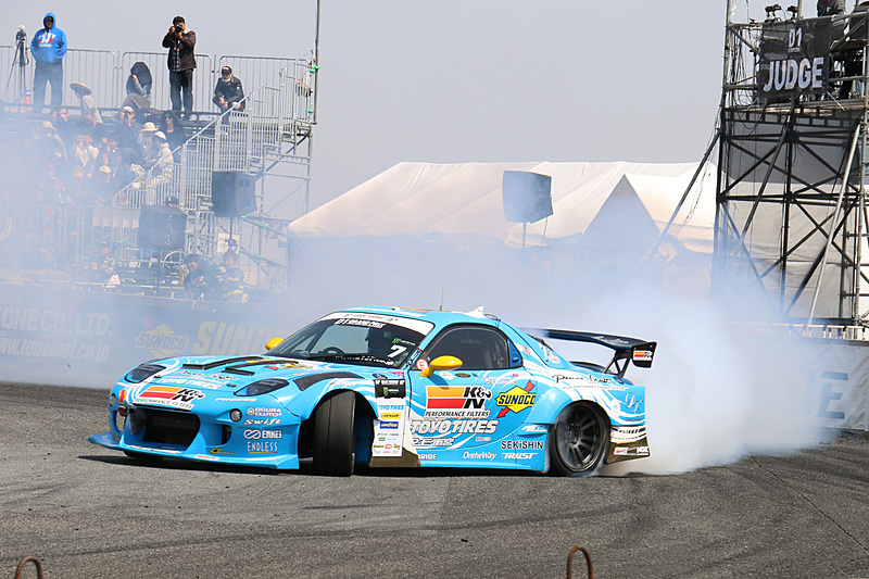 1台だけでドリフト走行する単走では、各選手が迫力ある走りを披露した