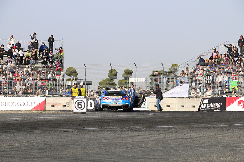 入れ替わっての追走走行2本目で、川畑選手はスタート直後から思うように加速できない状態になり、ついにはコース途中でストップ。あっけなく畑中選手の優勝が決まった