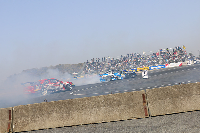 2台のマシンが同時にドリフト走行する追走も迫力満点