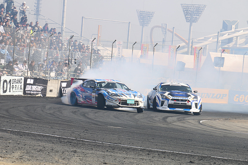 2台のマシンが同時にドリフト走行する追走も迫力満点