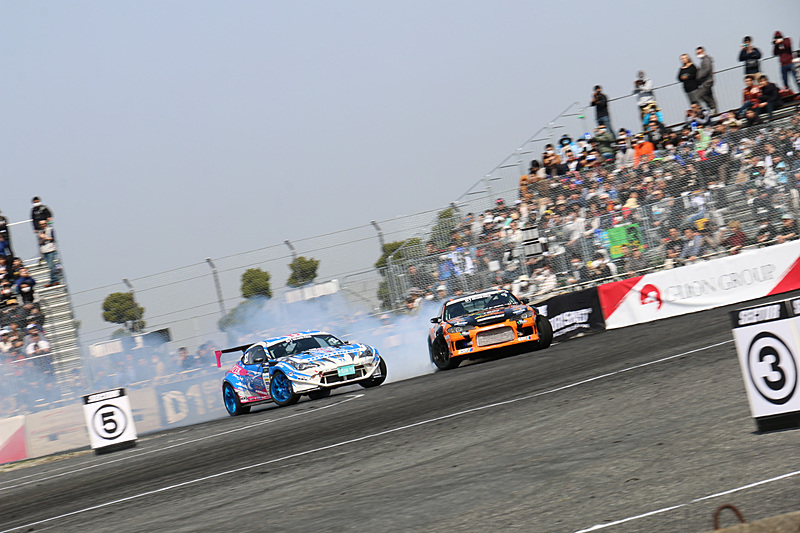 2台のマシンが同時にドリフト走行する追走も迫力満点