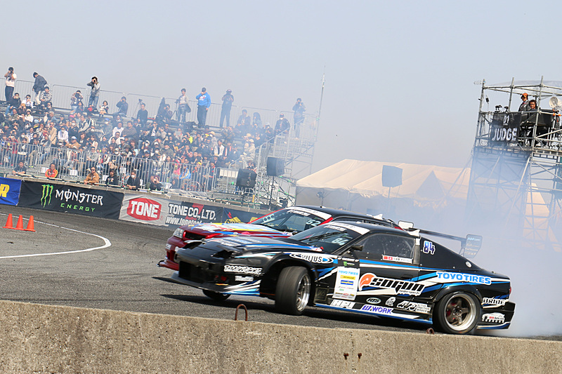 2台のマシンが同時にドリフト走行する追走も迫力満点