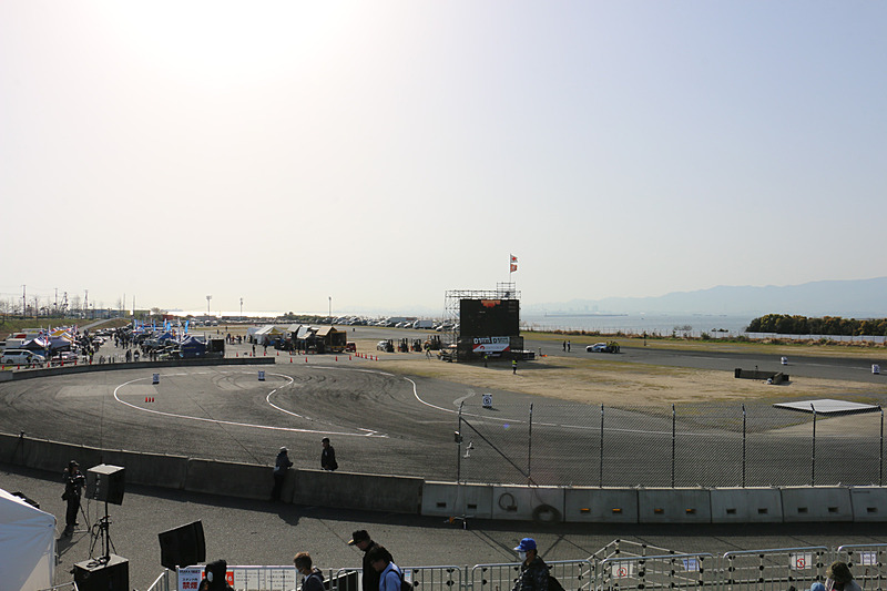 舞洲スポーツアイランドに特設されたドリフトコース。数字の「9」のように、Uターンした後で1回走ったコーナーを逆方向にドリフト。通常のレースではあり得ないコースレイアウトとなっている