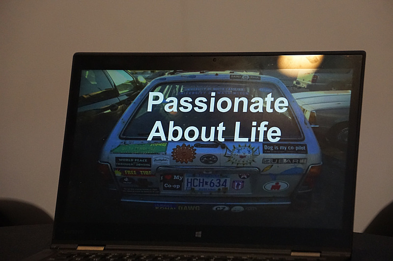 バンパーにステッカーを貼ったりして自分の好きなものを表現している