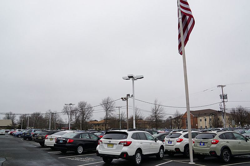 お店にある在庫車を販売するのが基本で、店舗のまわりには多くのスバル車が展示されている