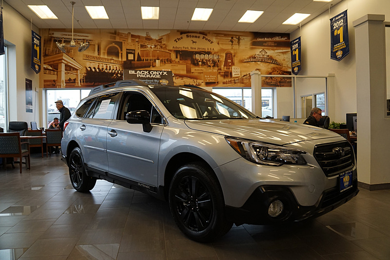 店内には「XV」「アウトバック」「フォレスター」が展示されていた