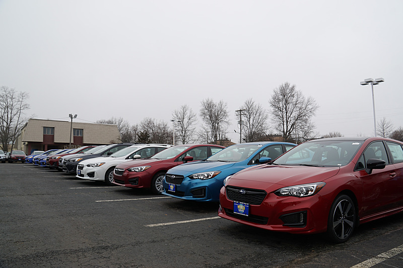 お店にある在庫車を販売するのが基本で、店舗のまわりには多くのスバル車が展示されている