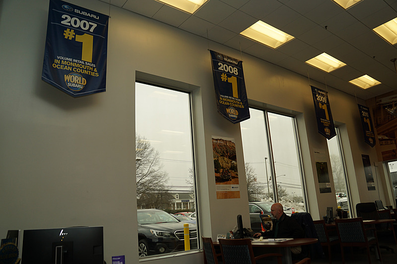 店内には販売成績No.1を示す垂れ幕が並ぶ