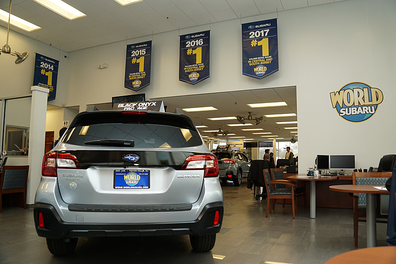 店内には販売成績No.1を示す垂れ幕が並ぶ