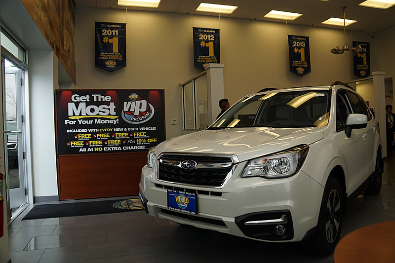 店内には販売成績No.1を示す垂れ幕が並ぶ