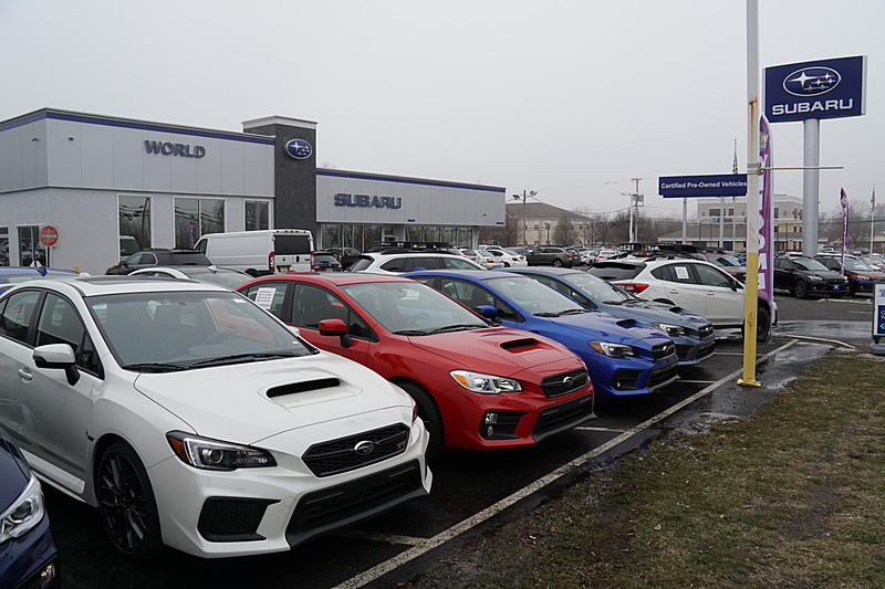 お店にある在庫車を販売するのが基本で、店舗のまわりには多くのスバル車が展示されている