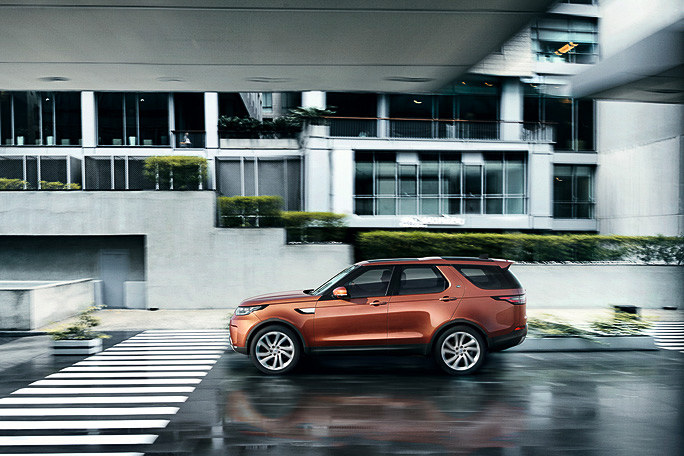 ディスカバリー2018年モデルの走行イメージ。路面の状況に応じてエンジンや変速設定、サスペンションセッティングなどを最適化する「テレイン・レスポンス2」をオプション設定している