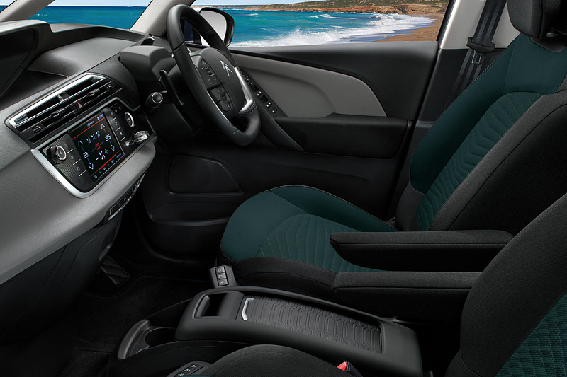 シートは深いブルーグリーンとブラックのファブリックを組み合わせた特別仕様。このシートとコーディネートするため、インナードアハンドルにアクセントカラーが与えられている