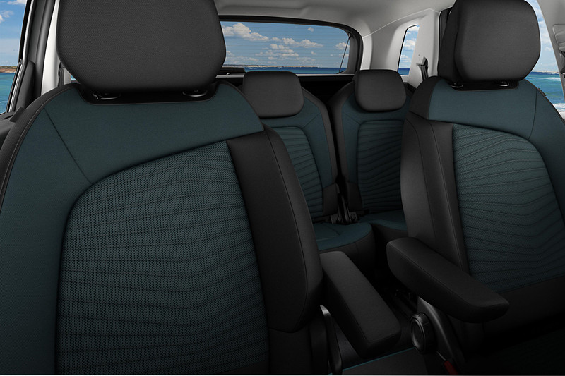 シートは深いブルーグリーンとブラックのファブリックを組み合わせた特別仕様。このシートとコーディネートするため、インナードアハンドルにアクセントカラーが与えられている