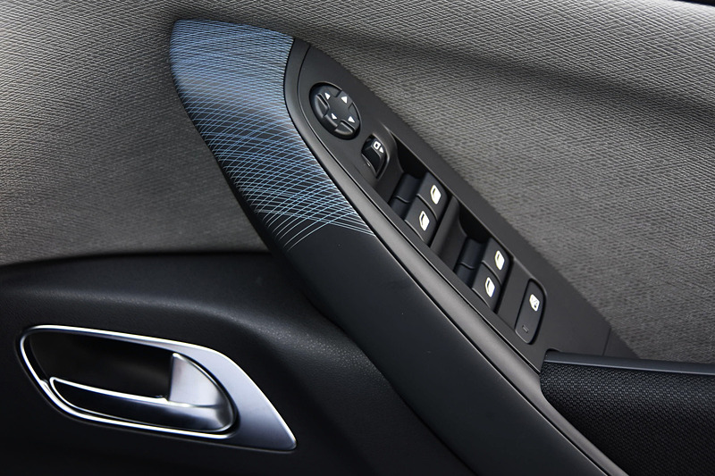 シートは深いブルーグリーンとブラックのファブリックを組み合わせた特別仕様。このシートとコーディネートするため、インナードアハンドルにアクセントカラーが与えられている