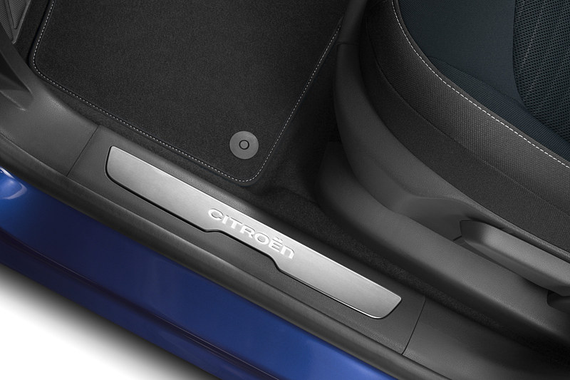 シトロエンロゴを使ったステップガードを装着