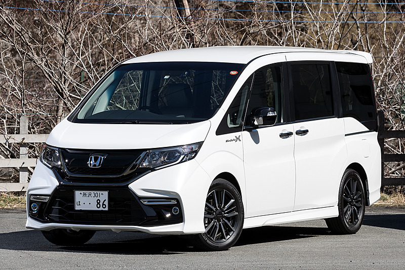 ステップワゴン Modulo X。桂氏も「帰り道に高速道路を使いましたが、レーンチェンジしたときでも車体が揺れたあとの戻りがスムーズでした」とコメント