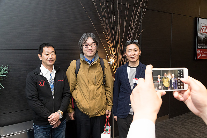 会の終了後、参加者との記念撮影に応じる土屋氏と桂氏