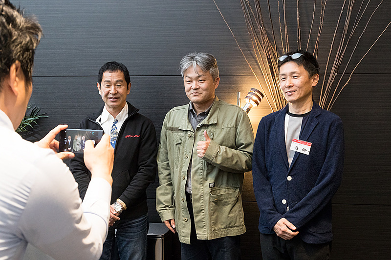 会の終了後、参加者との記念撮影に応じる土屋氏と桂氏