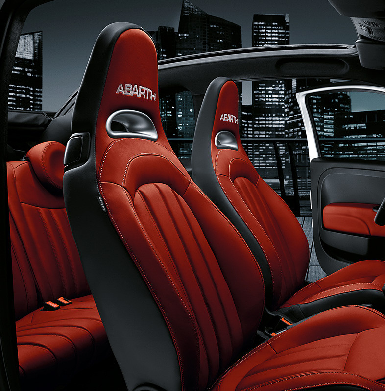 シートカラーは「レッド（レザー）」