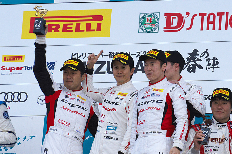 表彰台で開幕戦の勝利を喜ぶ97号車 Modulo CIVIC TCRの4人のドライバー