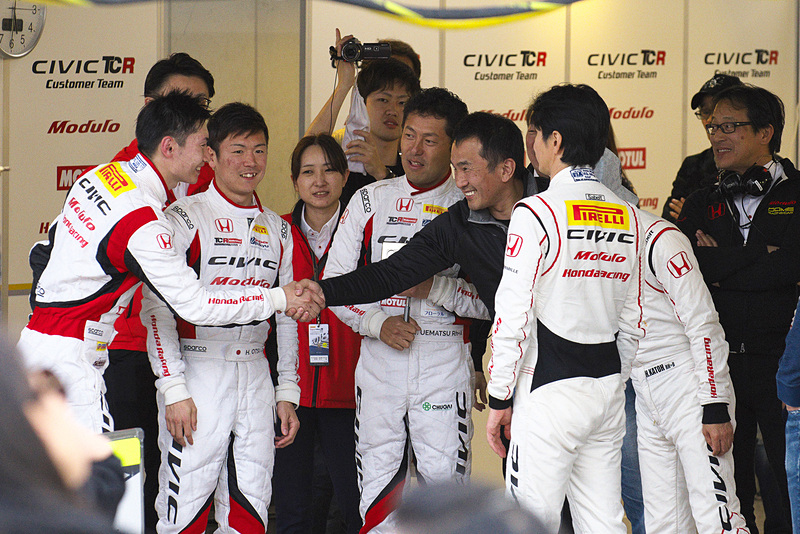 レース後にクラス優勝を喜び合うチームクルー