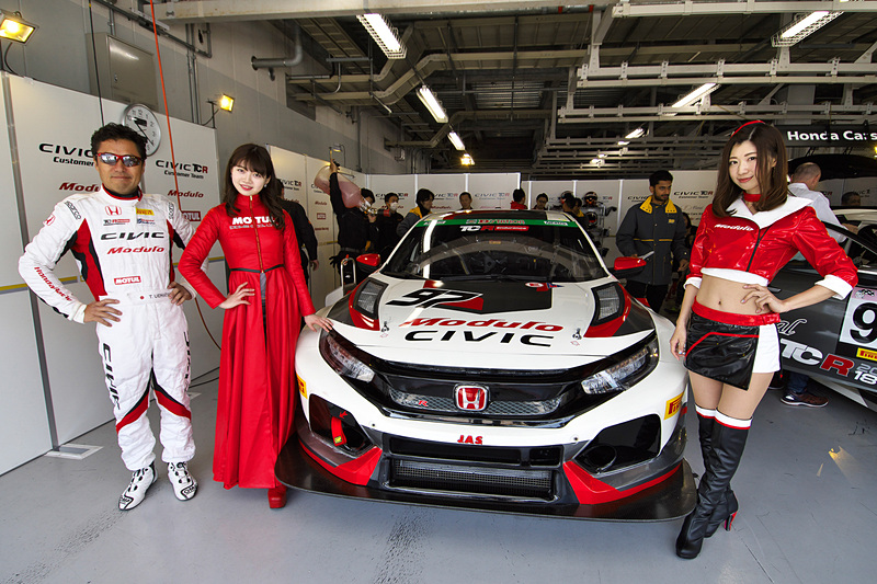 左から植松忠雄選手、MOTULのレースクィーン、Moduloプリティの生田ちむさん