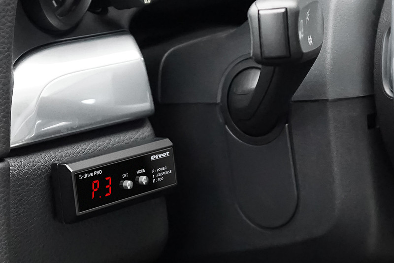 3-drive・PRO（3DP）のコントローラーは厚さ13.5mmの薄型設計で運転席周辺のさまざまな場所に設置可能