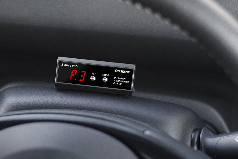 3-drive・PRO（3DP）のコントローラーは厚さ13.5mmの薄型設計で運転席周辺のさまざまな場所に設置可能