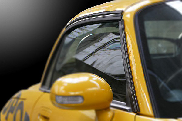 ルーフのオープン機構を損なわないデザインを採用して、雨天でのドア開閉やウィンドウ昇降時などにルーフから流れる雨水の車内浸入を軽減