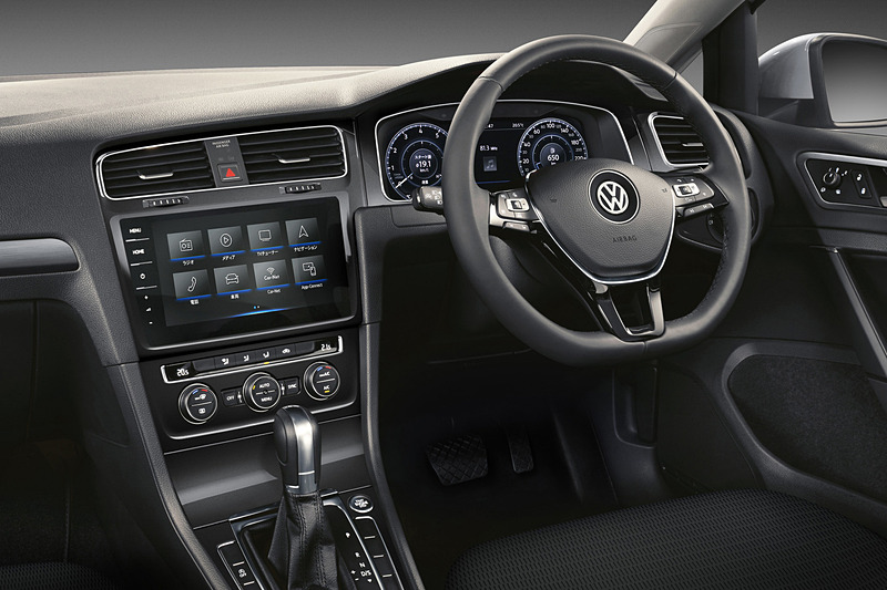 Tech Editionの共通装備として、通常はTSI Comfortlineには装着できず、TSI Highlineでオプション設定のデジタルメータークラスター「Active Info Display」を標準装備