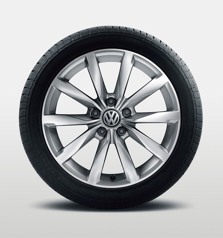 TSI Comfortline Tech Editionに装着される225/45 R17タイヤと10スポークデザインの専用アルミホイール
