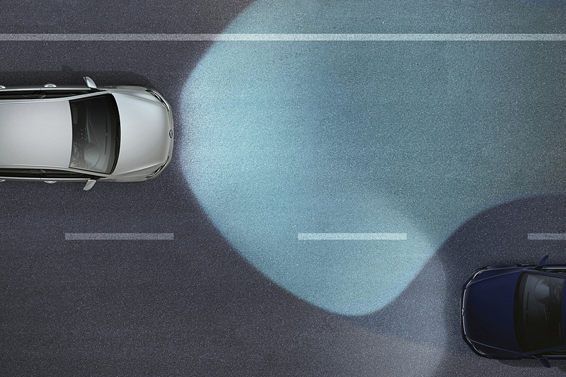 TSI Highline Tech Editionは「ダイナミックライトアシスト」（左）や「ダイナミックコーナリングライト」（右）も装備する