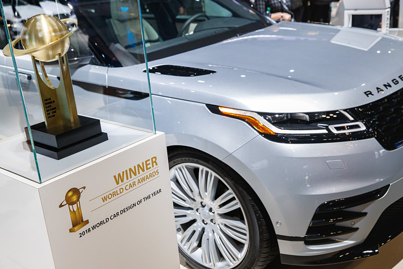 ニューヨークショーの会場で「ワールド・カー・デザイン・オブ・ザ・イヤー 2018」のトロフィーを掲げる英ジャガー・ランドローバー 最高経営責任者（CEO）ラルフ・スペッツ氏