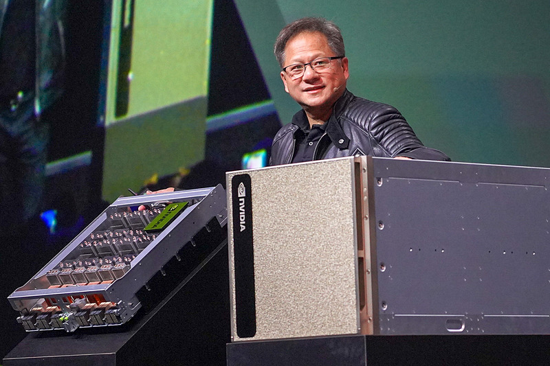 NVIDIAが発表した「DGX-2」。NVSwitchを12個搭載して、16GPUを1つのGPUとして扱うことができる