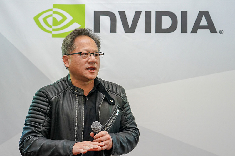 質疑応答で身振り手振りを交えながら報道陣の質問に答えるフアン氏