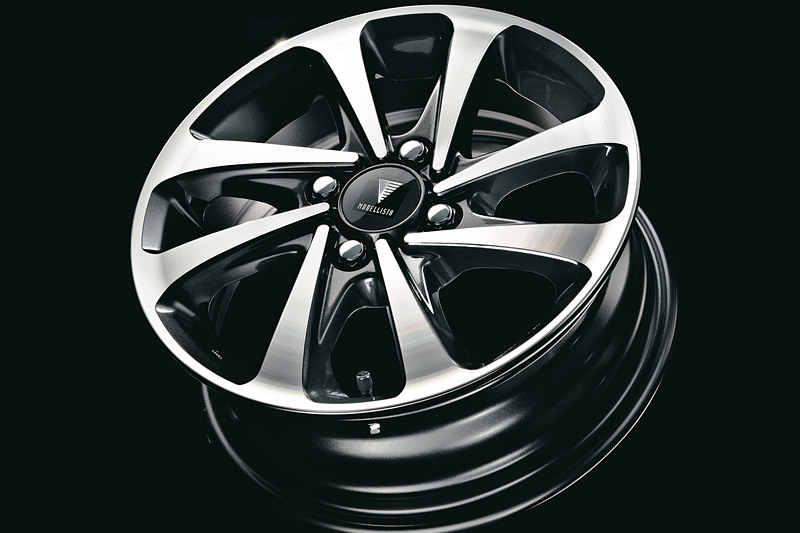 15インチアルミホイールセットは販売店装着オプション（価格：4万8600円/本）。切削＆ダークグレー塗装仕上げと、ダブルスポークをスラント配置したデザインで、足下を引き締めるドレスアップ効果をもたらす