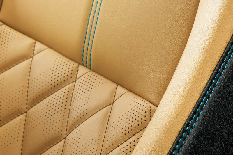 上質感やオシャレさを演出したアクア“Rirvie”インテリア。キルティングやパーフォレーション（穴あけ加工）を施した専用合皮シートなどを採用