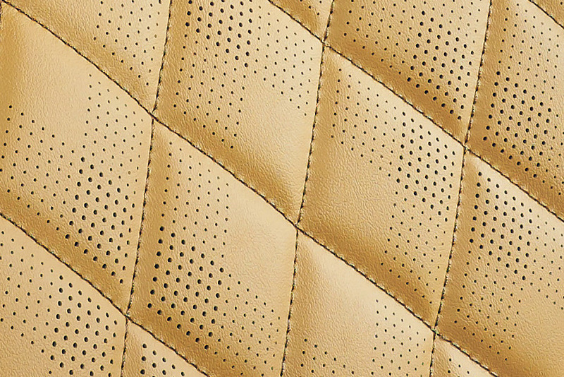 上質感やオシャレさを演出したアクア“Rirvie”インテリア。キルティングやパーフォレーション（穴あけ加工）を施した専用合皮シートなどを採用