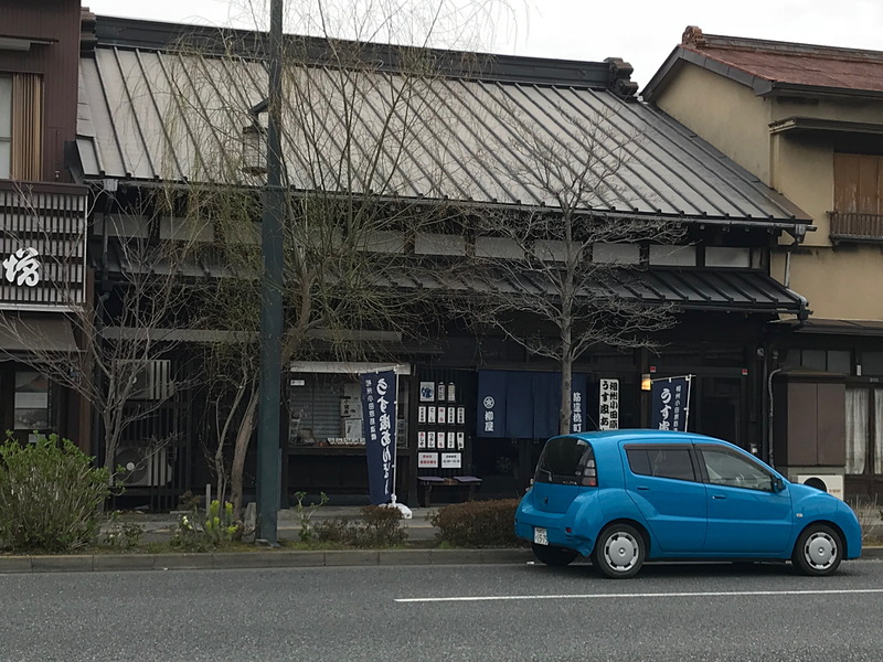 老舗のパン屋さん「柳屋ベーカリー」は昔ながらの日本情緒たっぷりの外観。駐車場がないので、近くのコインパーキングを利用してくださいね