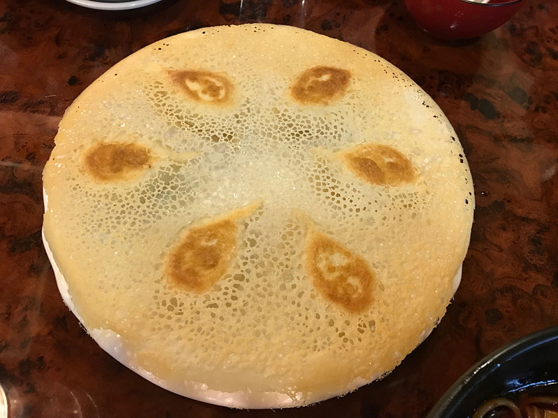 まるでアート作品のような餃子は、パリパリの羽がおせんべいみたいで子供も大喜びでした