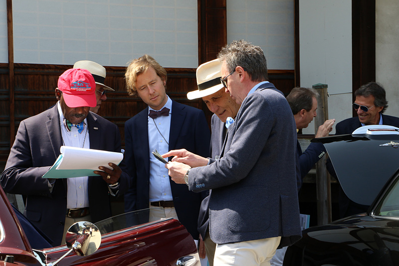 クラシックカーを得意とする海外のジャーナリストなどを招き、展示されたクラシックカーの美を審査